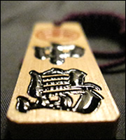 本黄楊中札立体両面彫り色差し